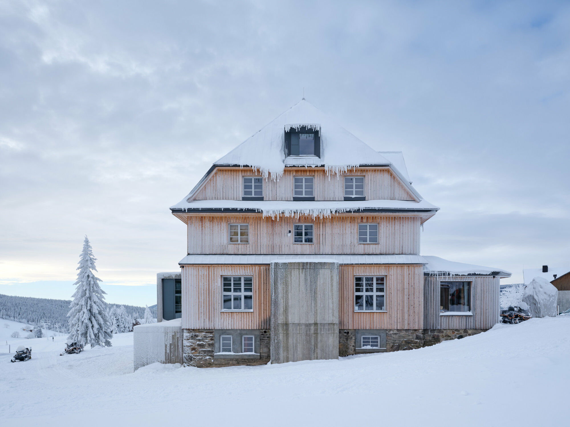 Die alte Herberge liegt am Hang. Neben der Instandsetzung der Bausubstanz musste auch der barrierefreie und, in harten Wintern, auch der schneefreie Zugang neu geplant werden.