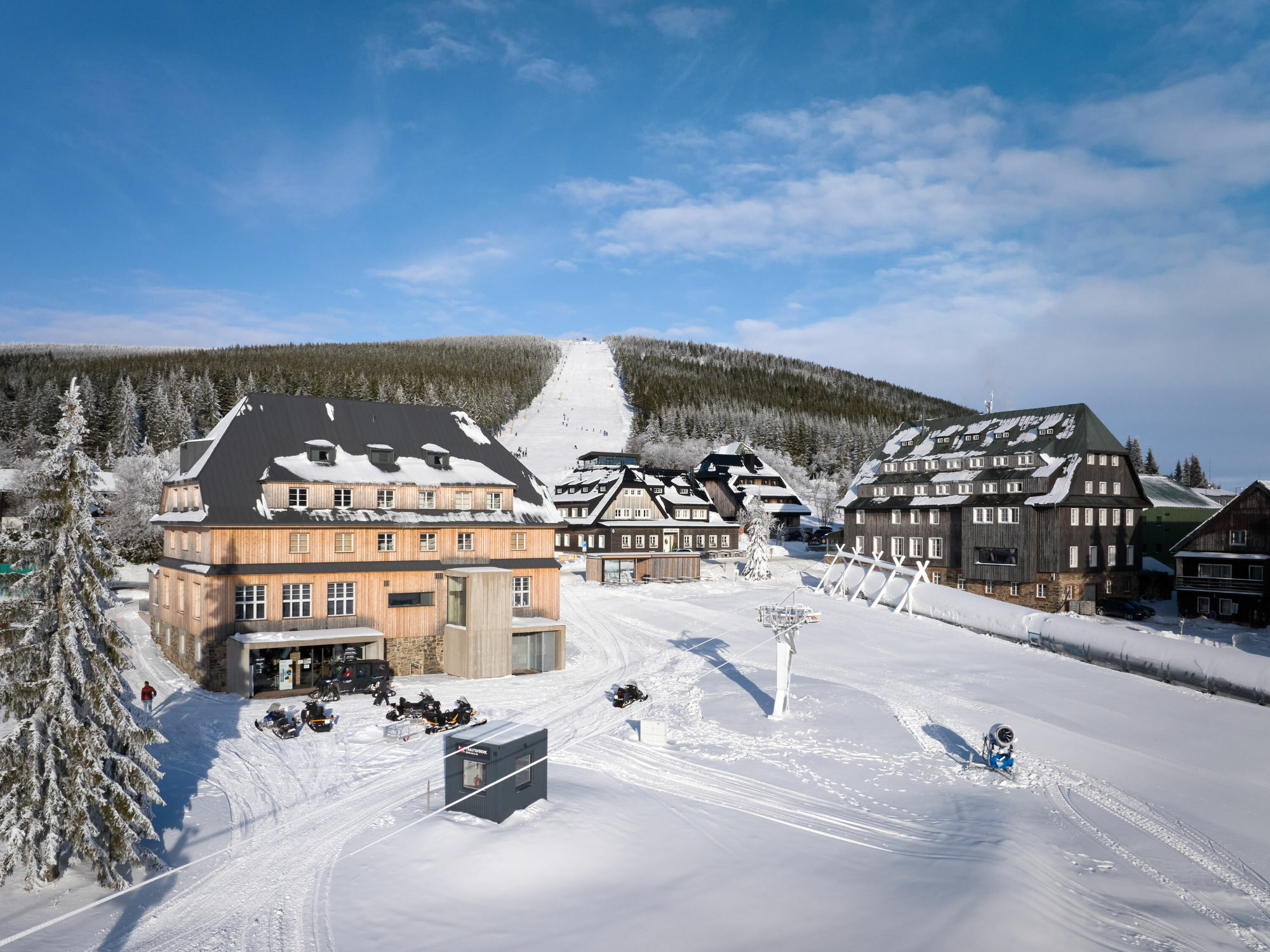 Hier dominieren Langlauf und Skitouren. Viele Familien schätzen die sanften Hügel aber auch für Skiabfahrten.