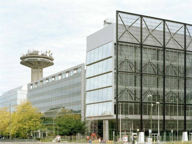 Als eines der ersten Bauten im neu strukturierten Mediapark eröffnete im Dezember 2025 das Projekt FRAME der Architektenteams von Baukunst und Bruther in Zusammenarbeit mit den Ingenieuren von Bollinger+Grohmann.