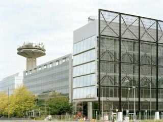 Als eines der ersten Bauten im neu strukturierten Mediapark eröffnete im Dezember 2025 das Projekt FRAME der Architektenteams von Baukunst und Bruther in Zusammenarbeit mit den Ingenieuren von Bollinger+Grohmann.