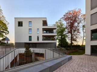 Nach Plänen von BHK Architekten entstanden sieben viergeschossige Mehrfamilienhäuser mit insgesamt 34 Wohneinheiten und zwei Villen.