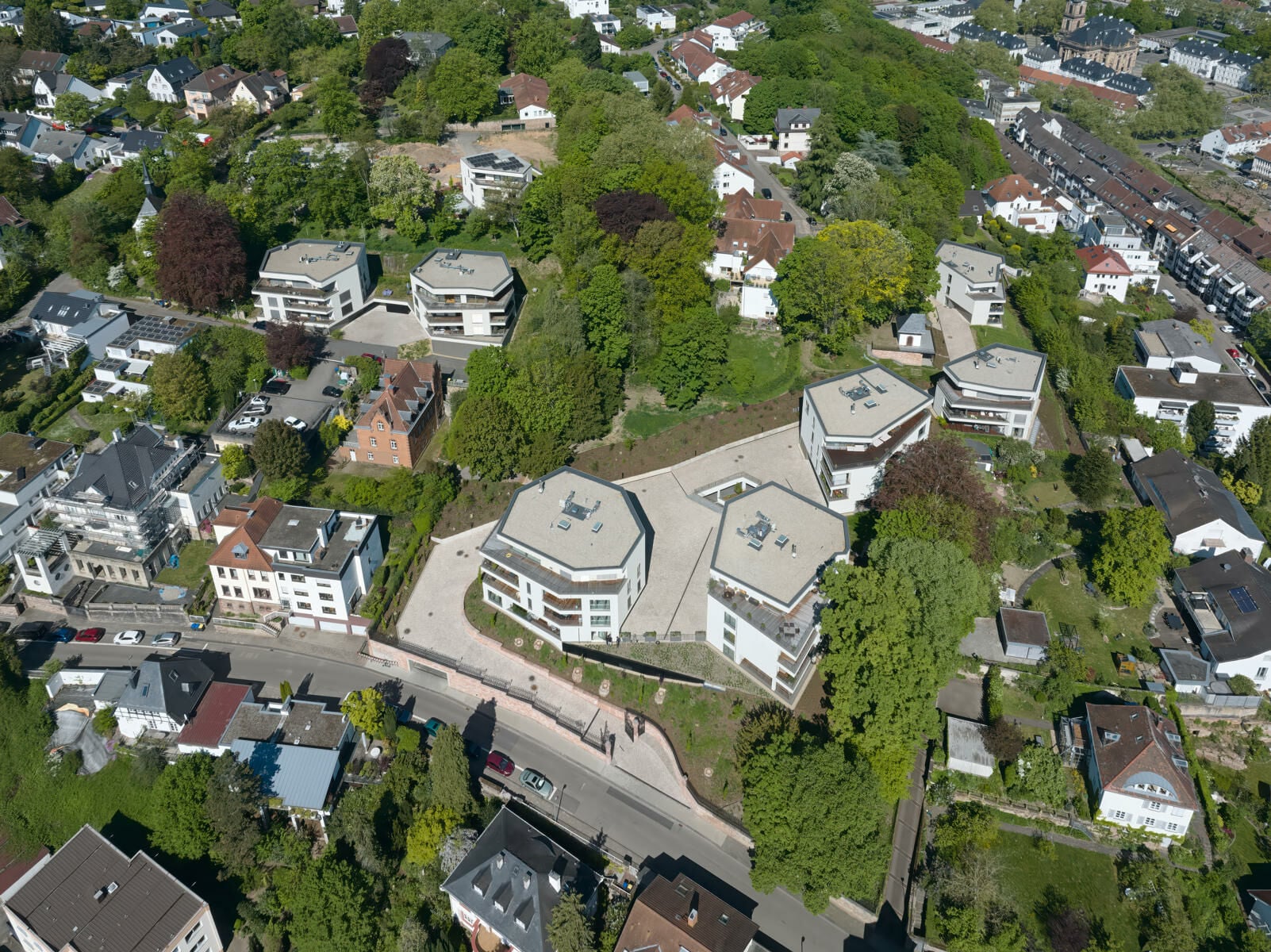 Damit der alte Baumbestand weitgehend erhalten bleiben konnte, haben alle Häuser polygonale Kubaturen.