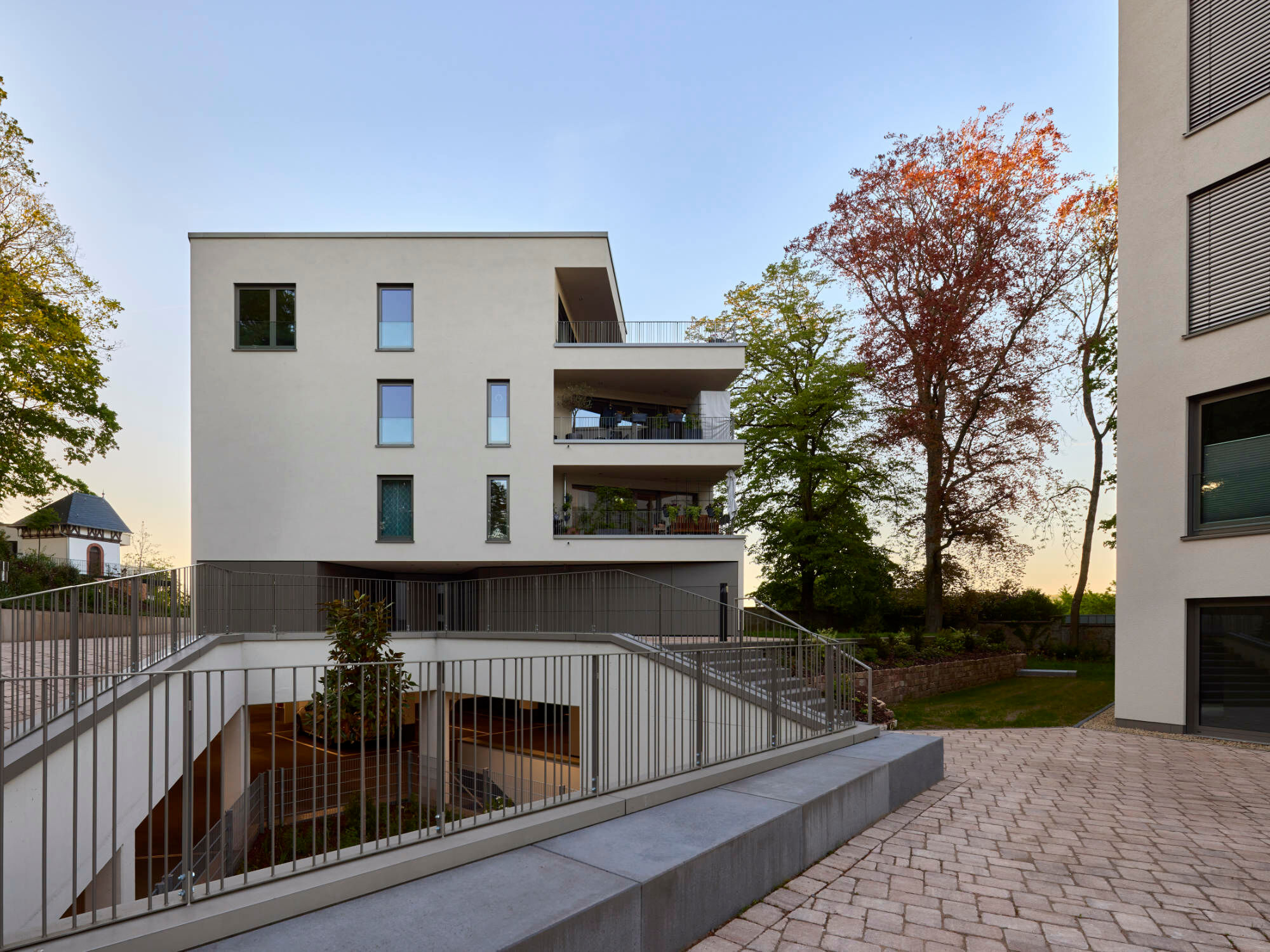 Nach Plänen von BHK Architekten entstanden sieben viergeschossige Mehrfamilienhäuser mit insgesamt 34 Wohneinheiten und zwei Villen.