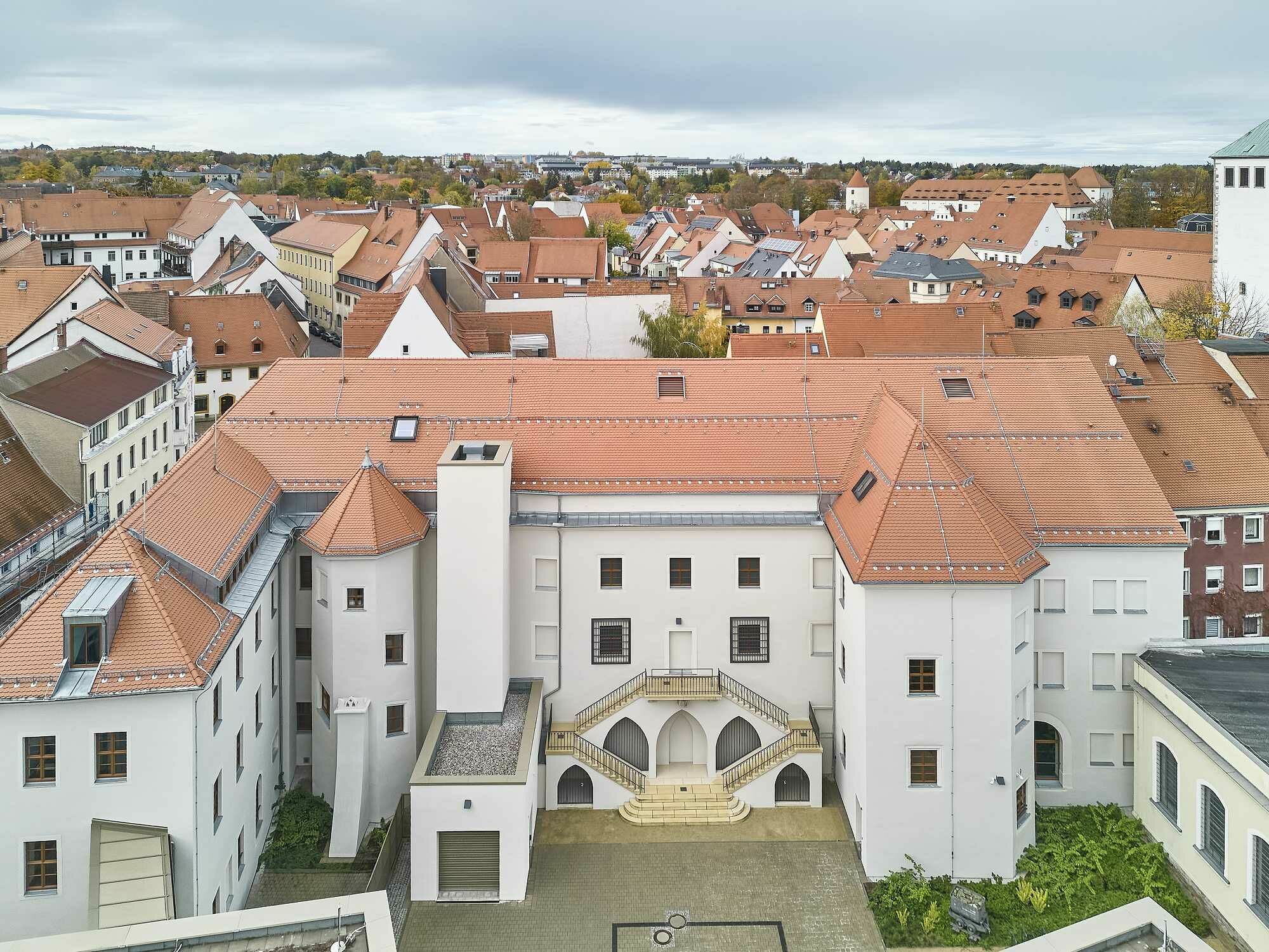 Das saniertes Herderhaus in Freiberg mit Blick auf die hofseitige Freitreppe: Heute ist hier das Stadtarchiv ansässig.