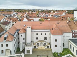 Das saniertes Herderhaus in Freiberg mit Blick auf die hofseitige Freitreppe: Heute ist hier das Stadtarchiv ansässig.