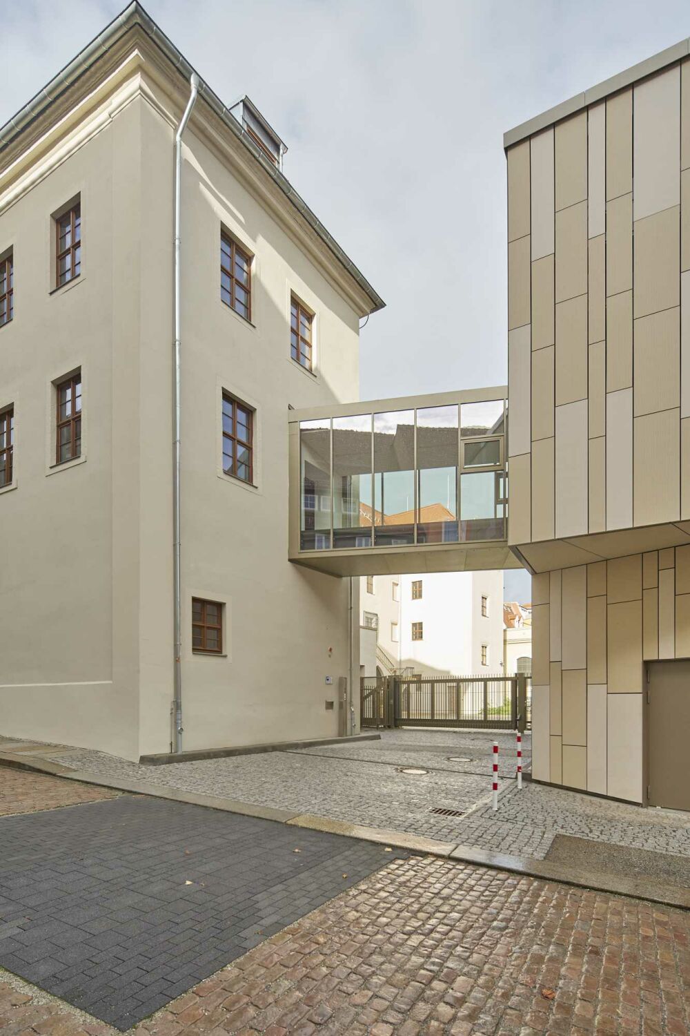 Übergang vom Bestandsgebäude zum Erweiterungsbau