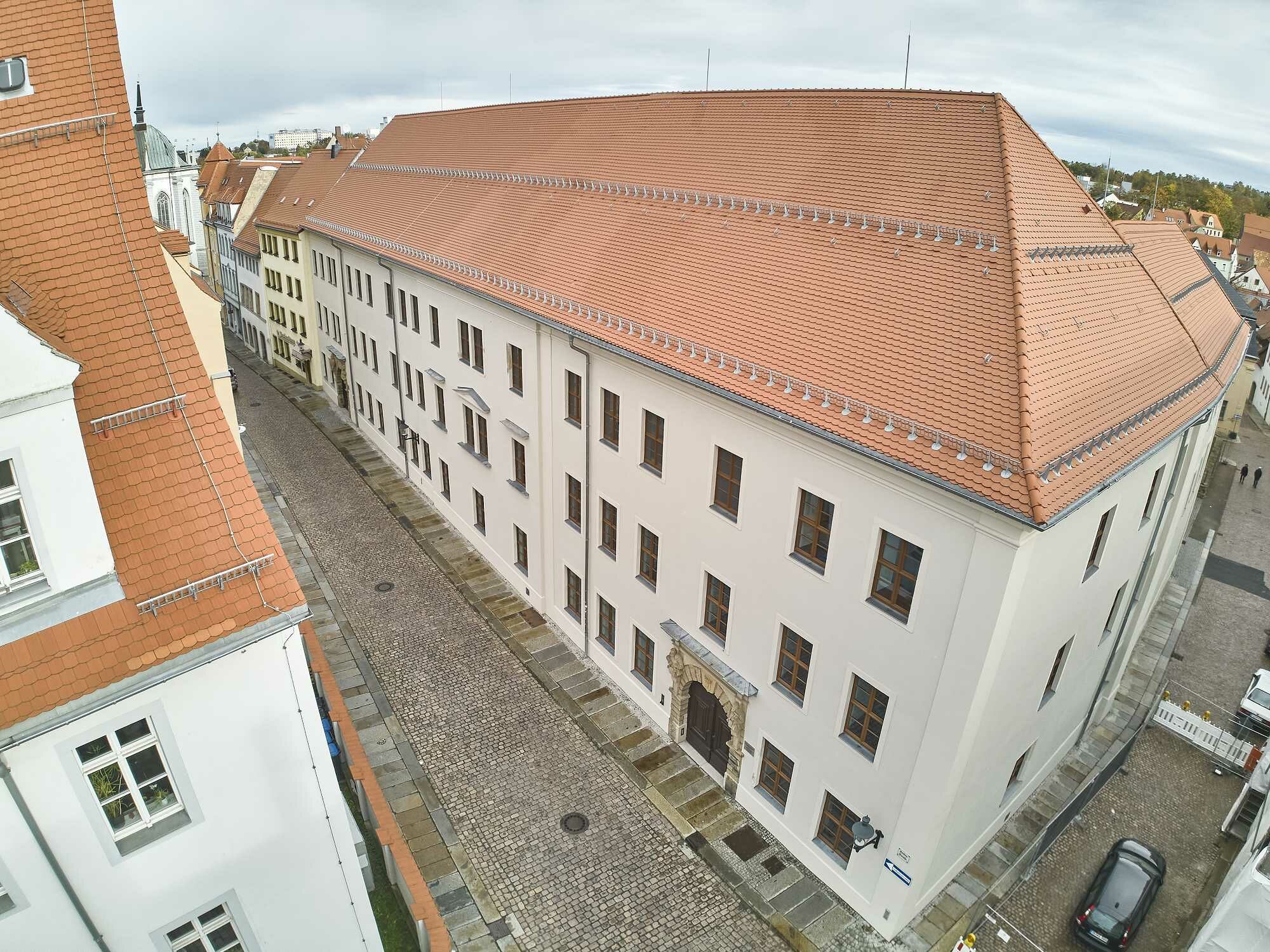Das Dach wurde komplett erneuert, denn der teilweise erhaltene Dachstuhl aus dem 19. Jahrhundert wies starke Holzschädigungen auf.