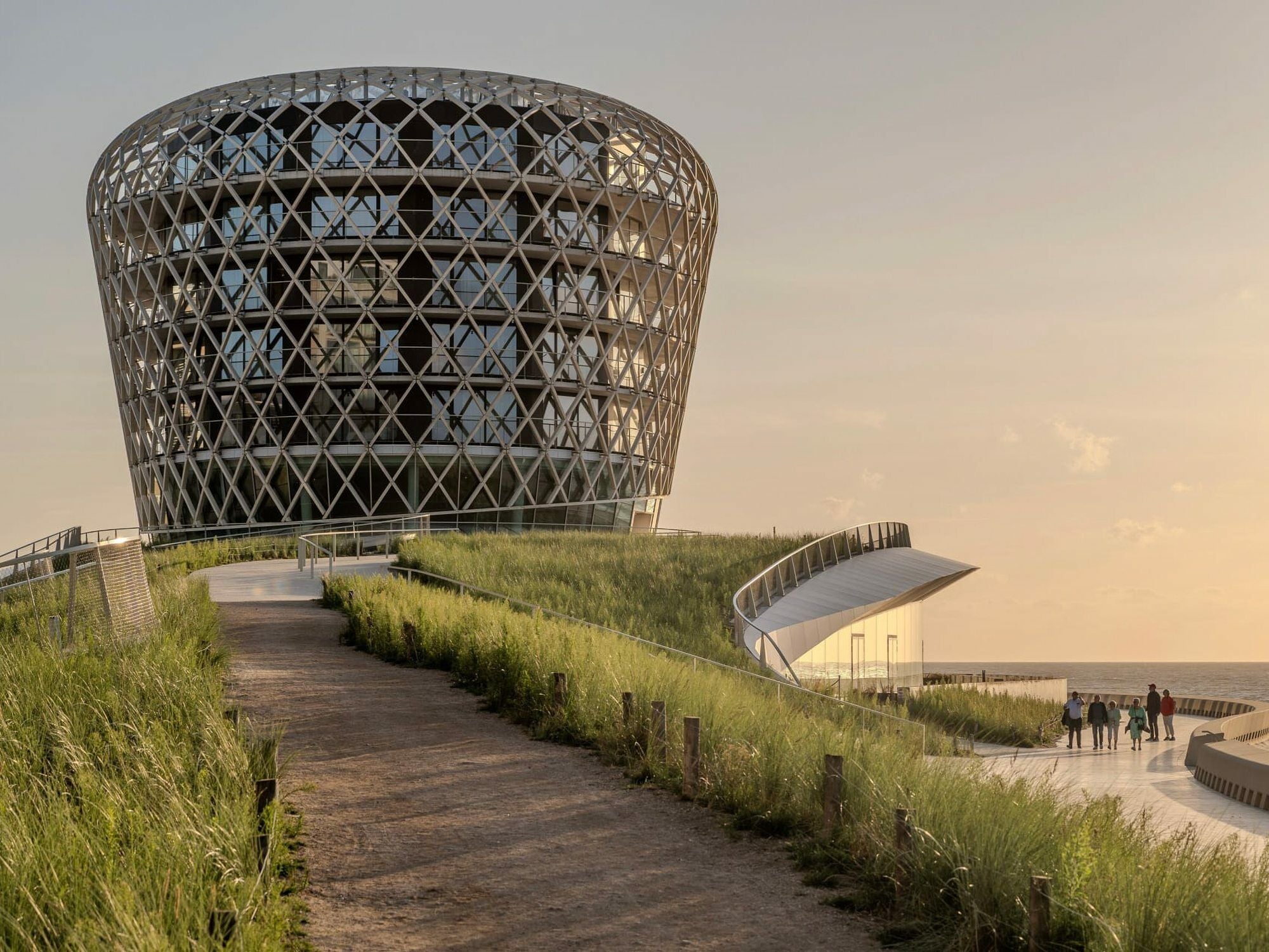 Die markante Hülle des Hotelturms besteht aus Accoya-Holz, das sich besonders für die feuchten und rauen Bedingungen der Nordseeküste eignet.