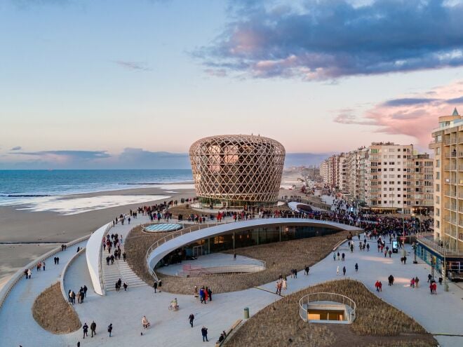 Der Freizeitkomplex SLIT im belgischen Middelkerke vereint Hotel, Casino, Veranstaltungsräume und Gastronomie unter unter einem Dach und entstand als gemeinsames Projekt der Büros ZJA, DELVA, Bureau Bouwtechniek und OZ.