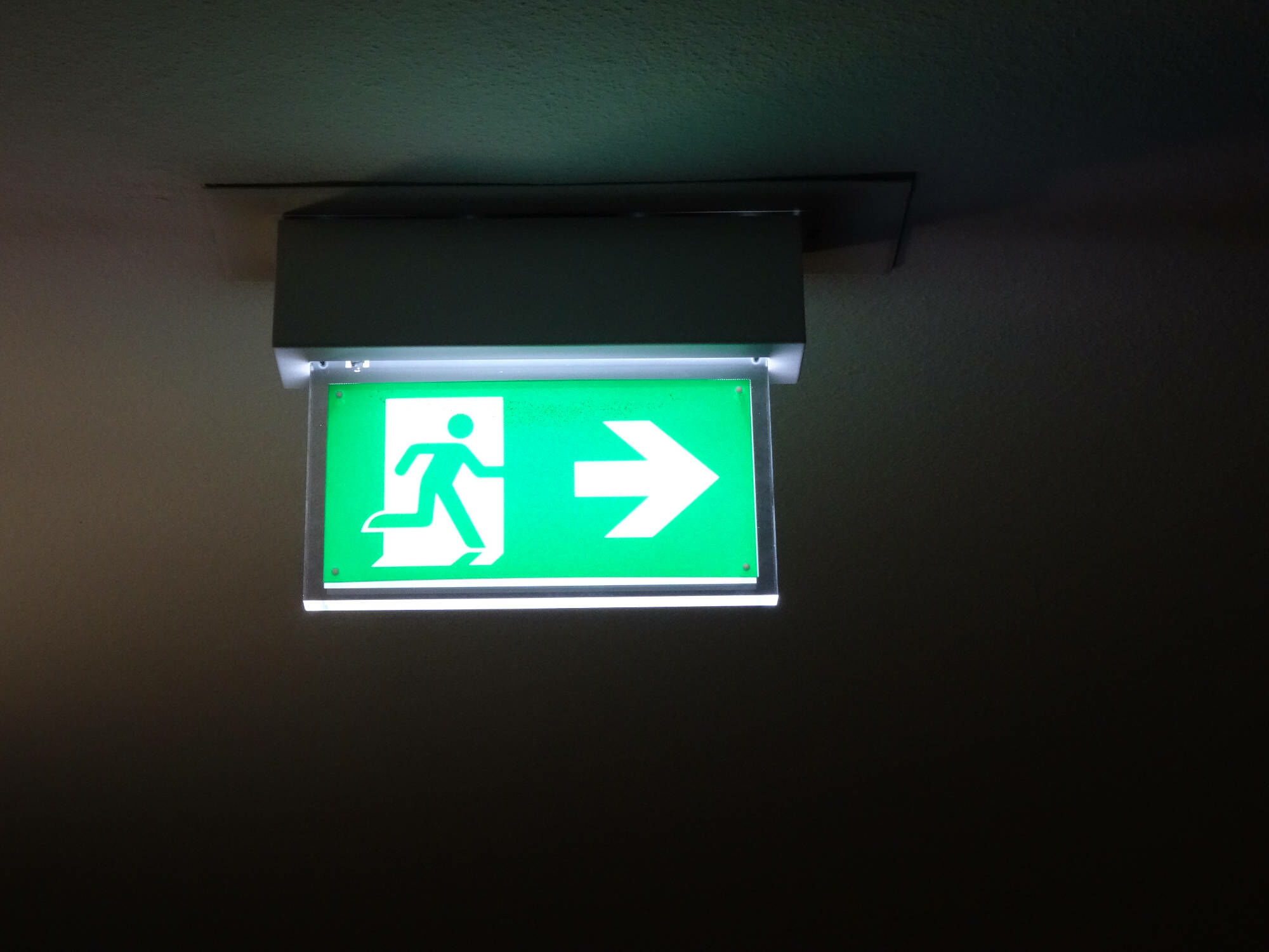 Entsprechend kommt der Fluchtwegkennzeichnung im Gebäude eine zentrale Bedeutung für die sichere Evakuierung zu.