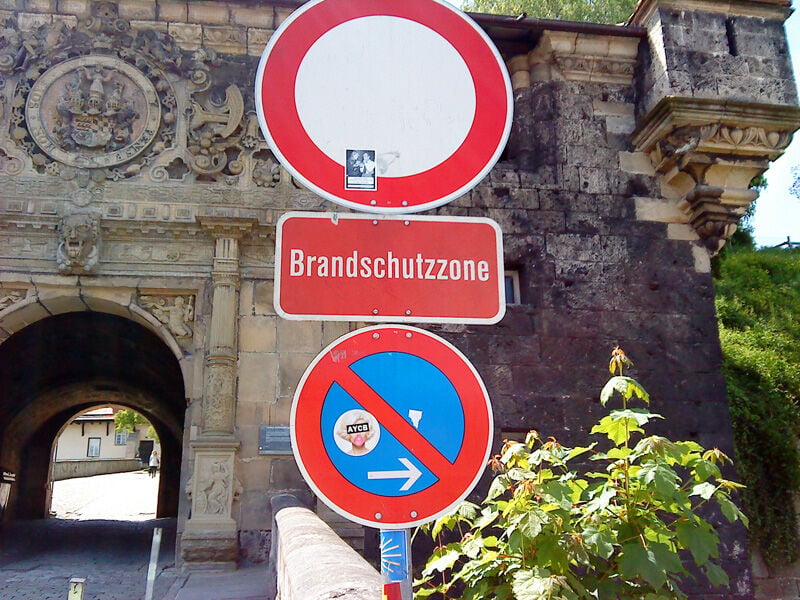Brandschutz beginnt nicht erst bei einzelnen Bauteilen, sondern bereits auf der Ebene von Städtebau und Erschließung.