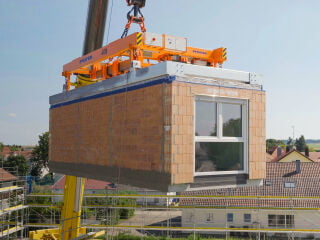 Sämtliche Installationen, Lüftungstechnik, Fenster, Türen und Ausbauelemente wie Bad und Küche werden bereits im Werk integriert. 