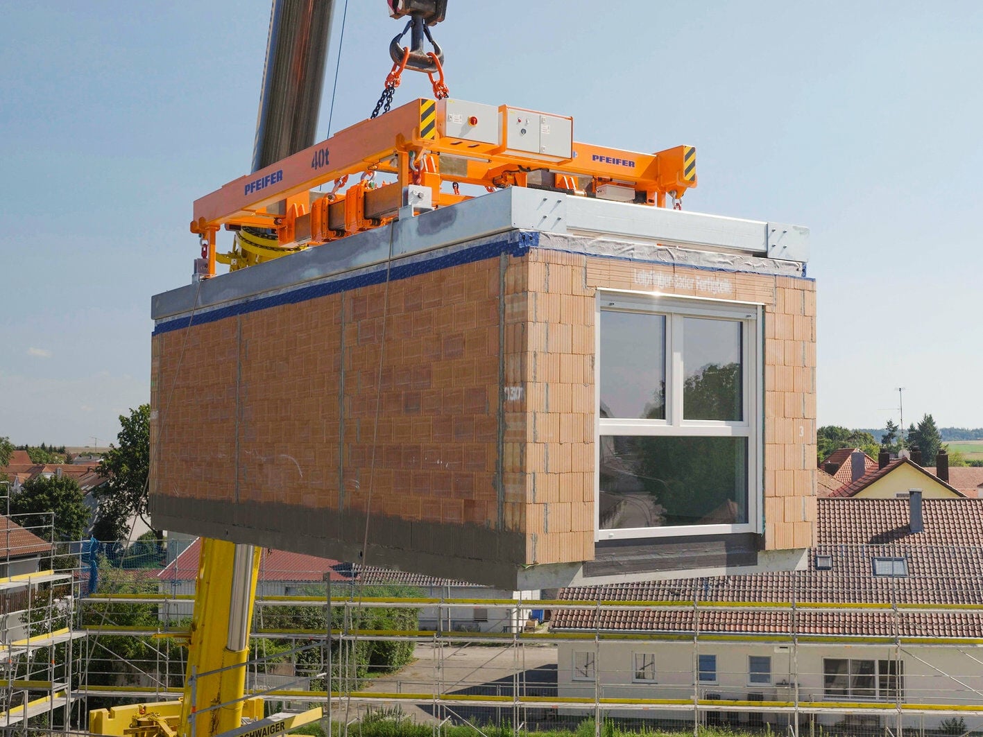Sämtliche Installationen, Lüftungstechnik, Fenster, Türen und Ausbauelemente wie Bad und Küche werden bereits im Werk integriert. 