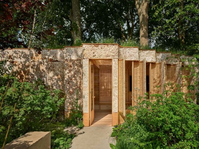 Für die Chelsea Flower Show 2025 gestalteten Studio Weave mit Sebastian Cox und Tom Massey einen Garten mit einem Pavillon.