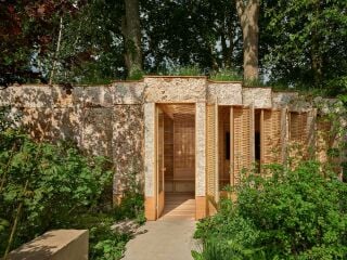 Für die Chelsea Flower Show 2025 gestalteten Studio Weave mit Sebastian Cox und Tom Massey einen Garten mit einem Pavillon.