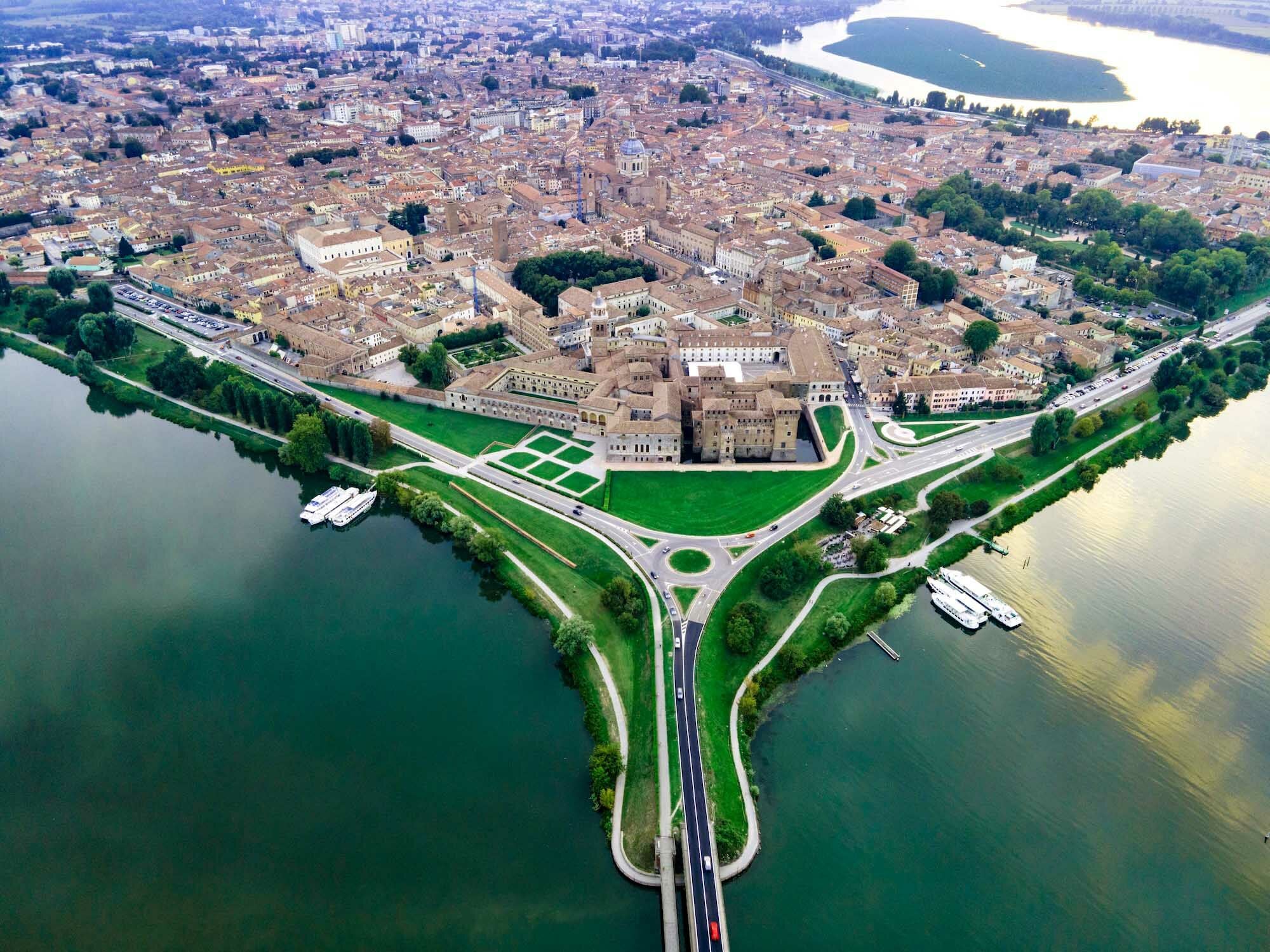 Mantua aus der Luft mit erkennbarer Insellage. 
