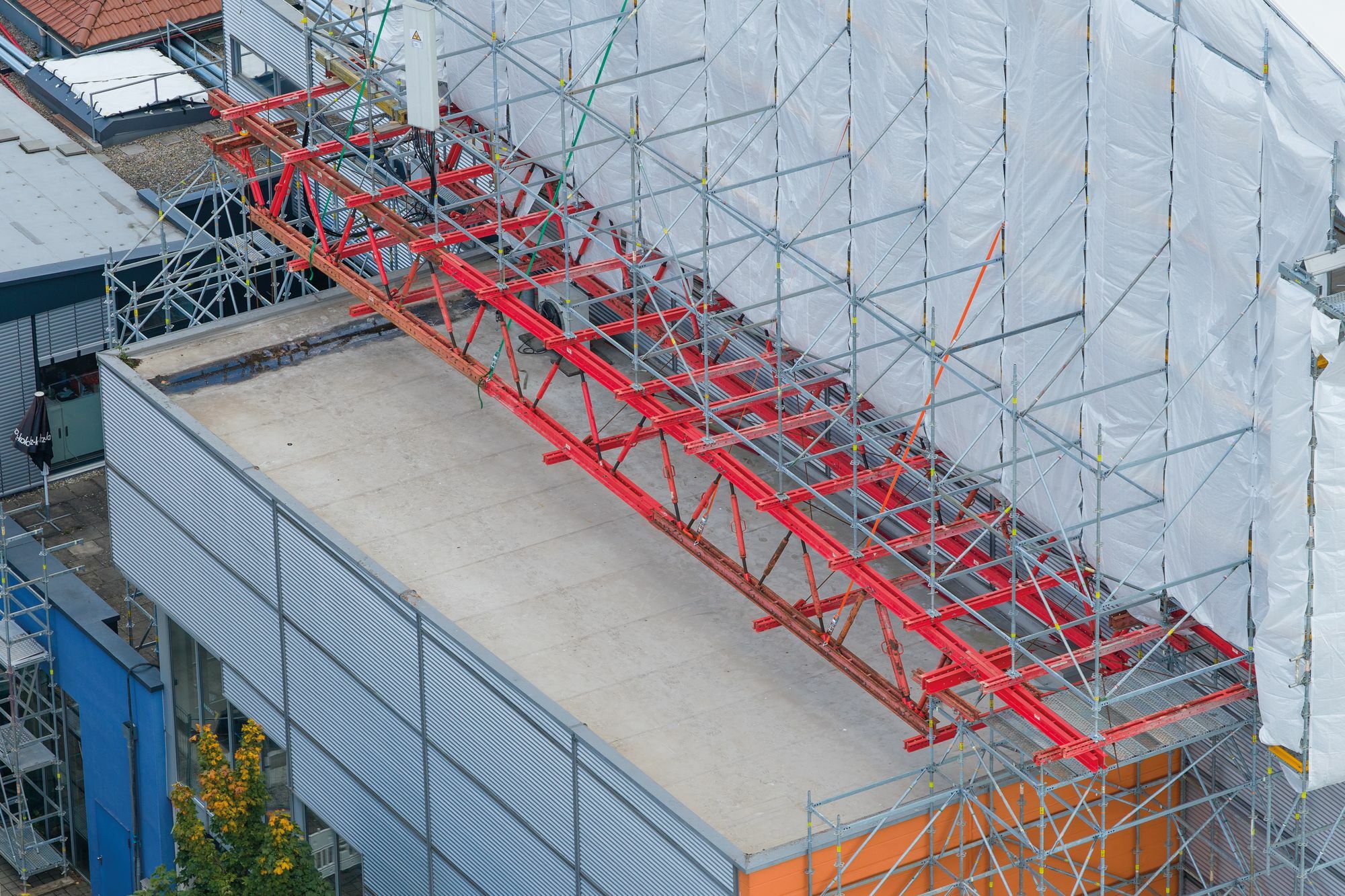 Durch das gleiche metrische Systemraster von 12,5, 25 bzw. 50 Zentimetern lassen sich die verwendeten Baukastenelemente Variokit und Peri-Up ohne komplexe Übergänge kombinieren.