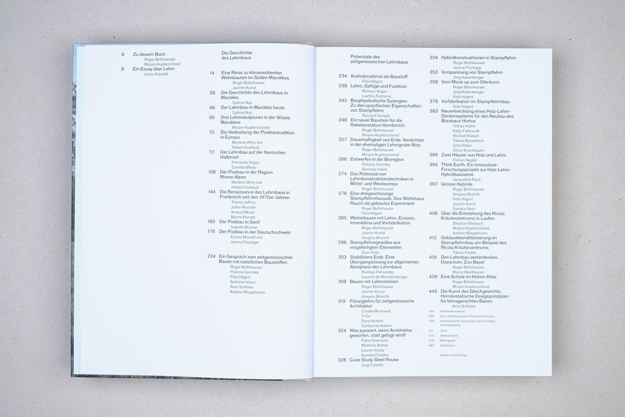 Das Buch ist in zwei Sektionen gegliedert, die Geschichte und Potenziale des Lehmbaus behandeln.
