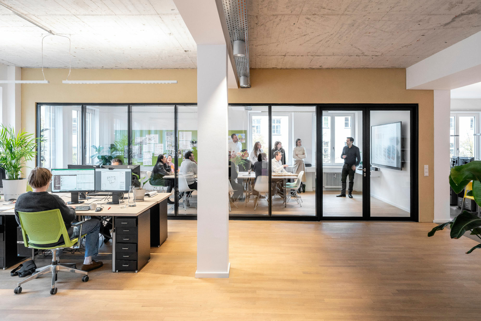 Die Teams arbeiten über verschiedene Standorte hinweg in „kollaborativen Hubs", entsprechend gut ist das Büro mit der digitalen Infrastruktur – Hard- wie Software – ausgestattet. Sie ermöglicht eine reibungslose Kommunikation und einen transparenten Wissensaustausch.