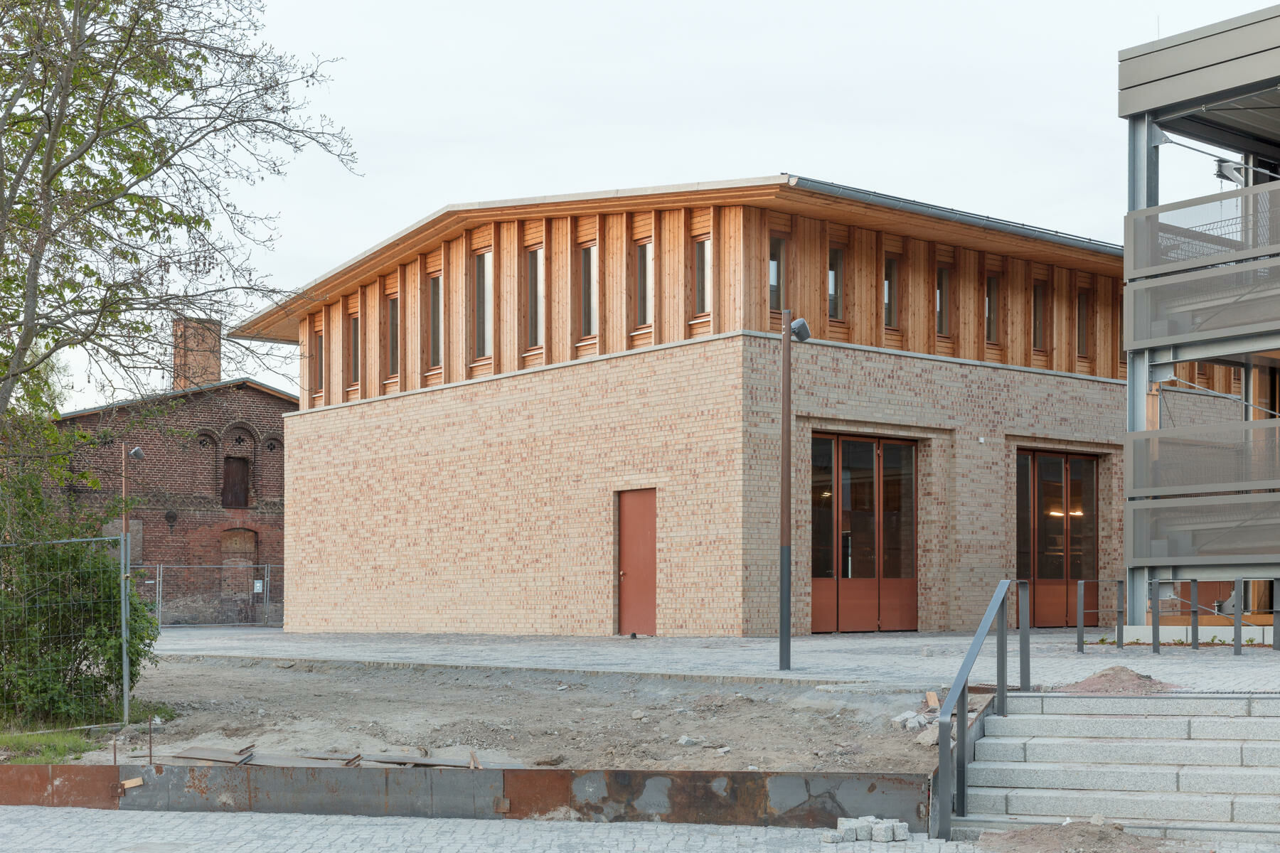 Den Auftakt zur Transformation des Areals bilden die Gestaltung eines neuen Stadtplatzes sowie ein Neubau mit Werkstatt- und Büronutzung.