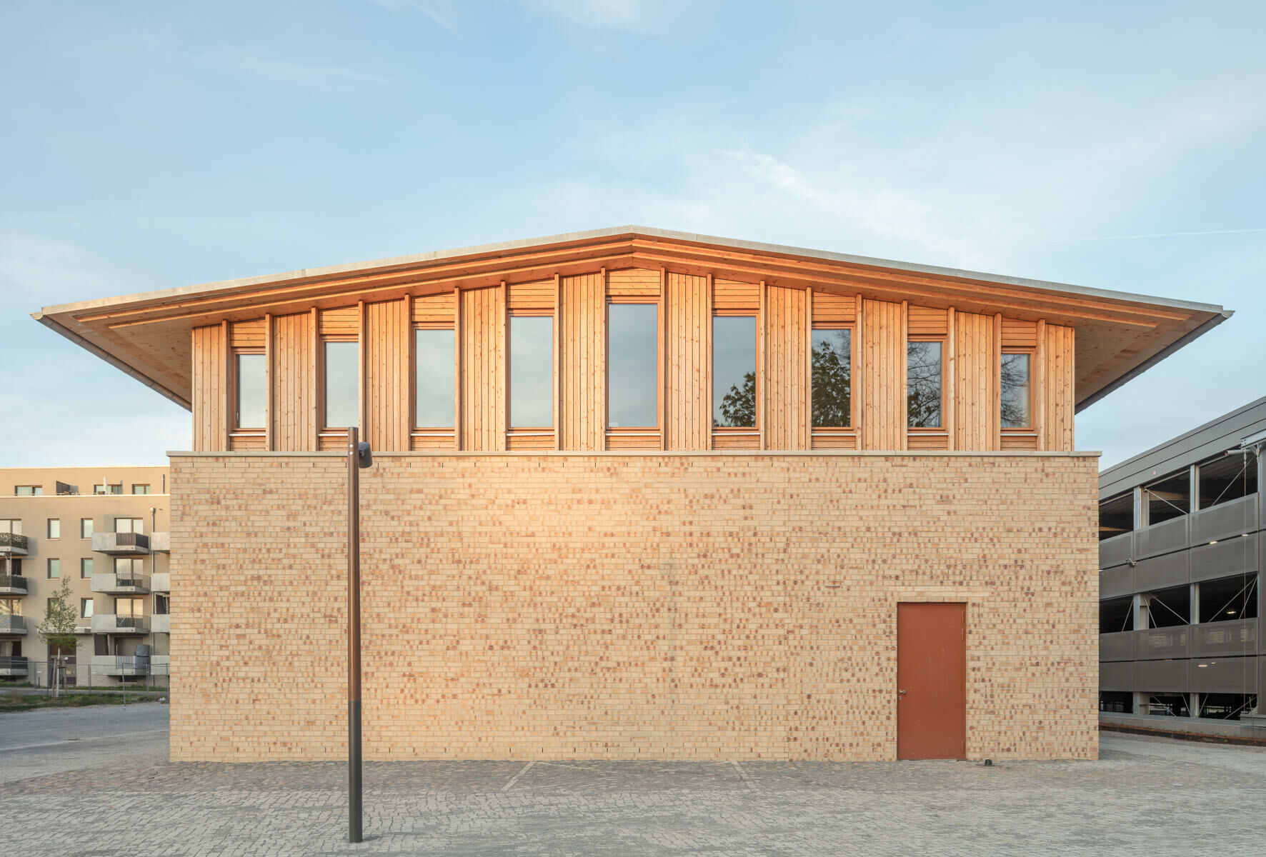 Der Neubau nach Plänen von Therese Strohe Michael Ullrich Architekten vermittelt räumlich zwischen den historischen Wirtschaftsgebäuden und der angrenzenden viergeschossigen Wohnbebauung (links im Bild).