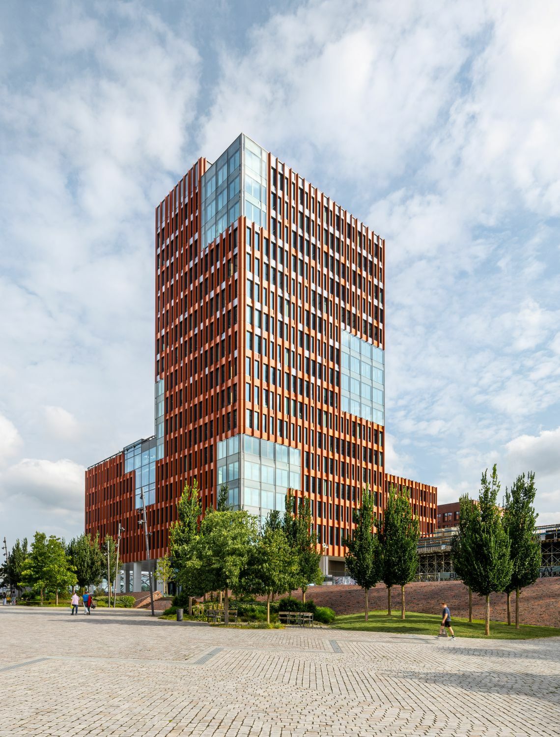 Mit seinen achtzehn Geschossen bildet das Gebäude einen markanten Hochpunkt innerhalb des Quartiers.