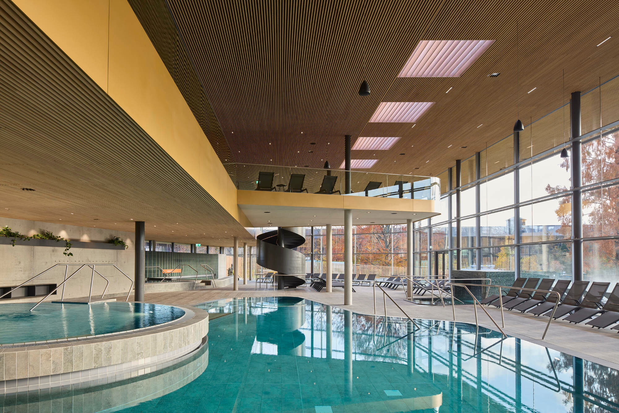 Das Erdgeschoss beherbergt die Thermalhalle mit einem großzügigen Innenbecken, einem Whirlpool sowie einem weiteren Kalt- und Warmwasserbecken.
