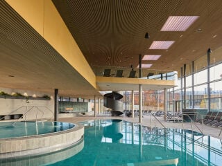 Das Stuttgarter Planungsbüro 4a Architekten erweiterte das Salinarium Bad Dürkheim um eine Thermen- und Saunalandschaft unter laufendem Betrieb.