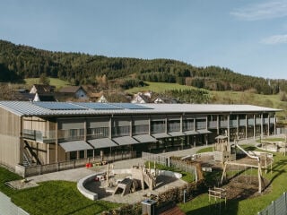 Der Kindergarten Sterntaler in Hofstetten, geplant von WWG-Architekten, erhielt zwei verschiedene Markisentypen, die sich trotz langer Übertragungswege per Funksteuerung bedienen lassen.