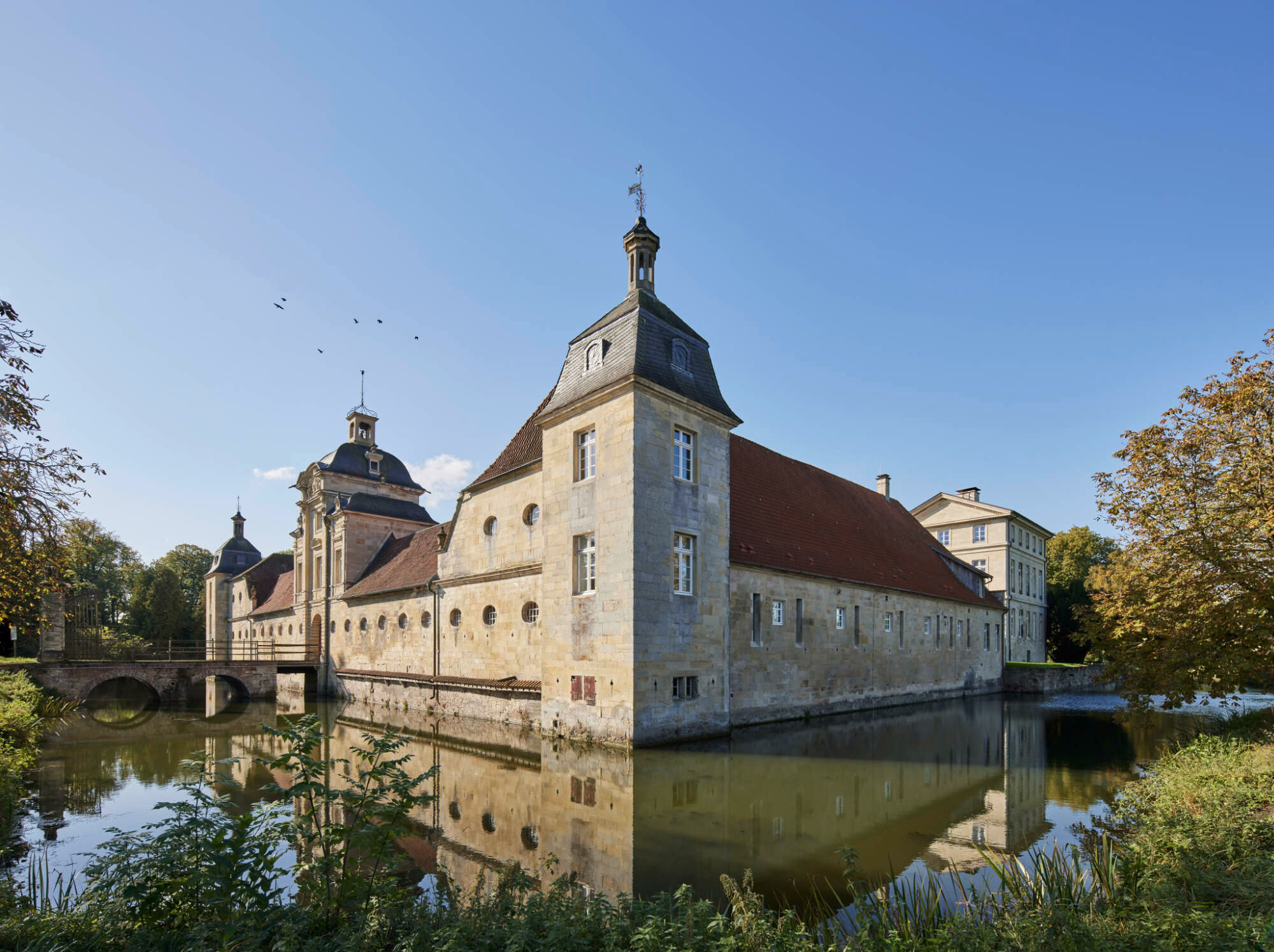 Die Wasserschlossanlage umgibt eine Gräfte - so heißen Wasergräben von Schlössern und Burgen in der Region.