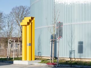 Eine der gelben Stahlskultpuren markiert das IBA-Projekt Holzparkhaus in Wendlingen am Neckar.