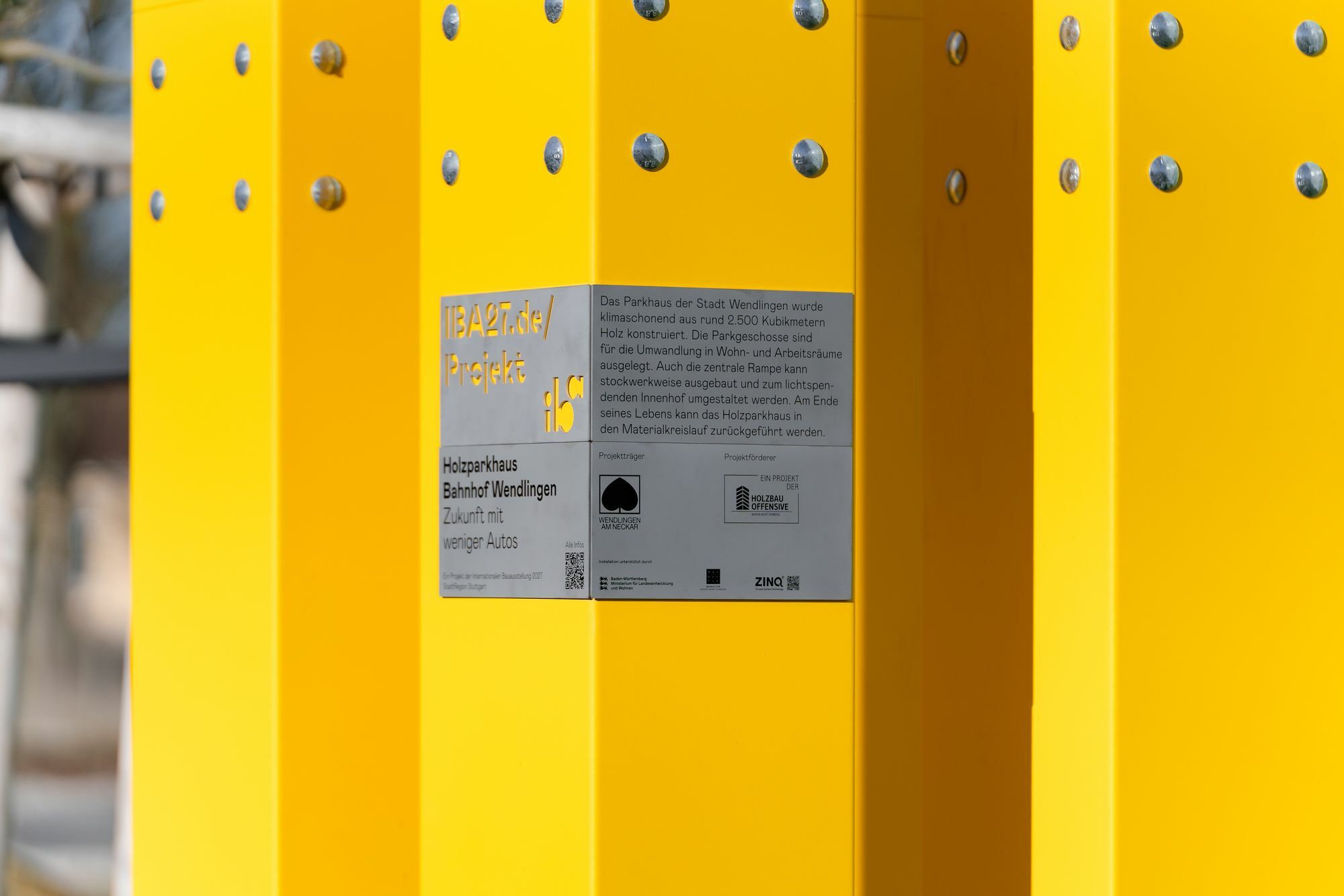 Detailaufnahme der Installation am Holzparkhaus nahe des Wendlinger Bahnhofs