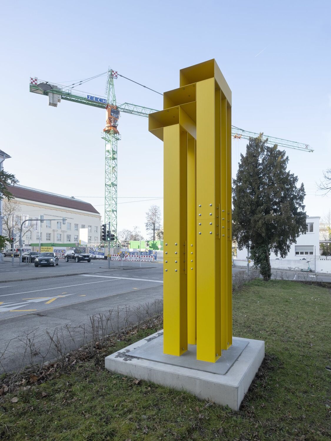 Projektmarker der IBA’27 gegenüber der Baustelle für das Weissenhof.Forum in Stuttgart 