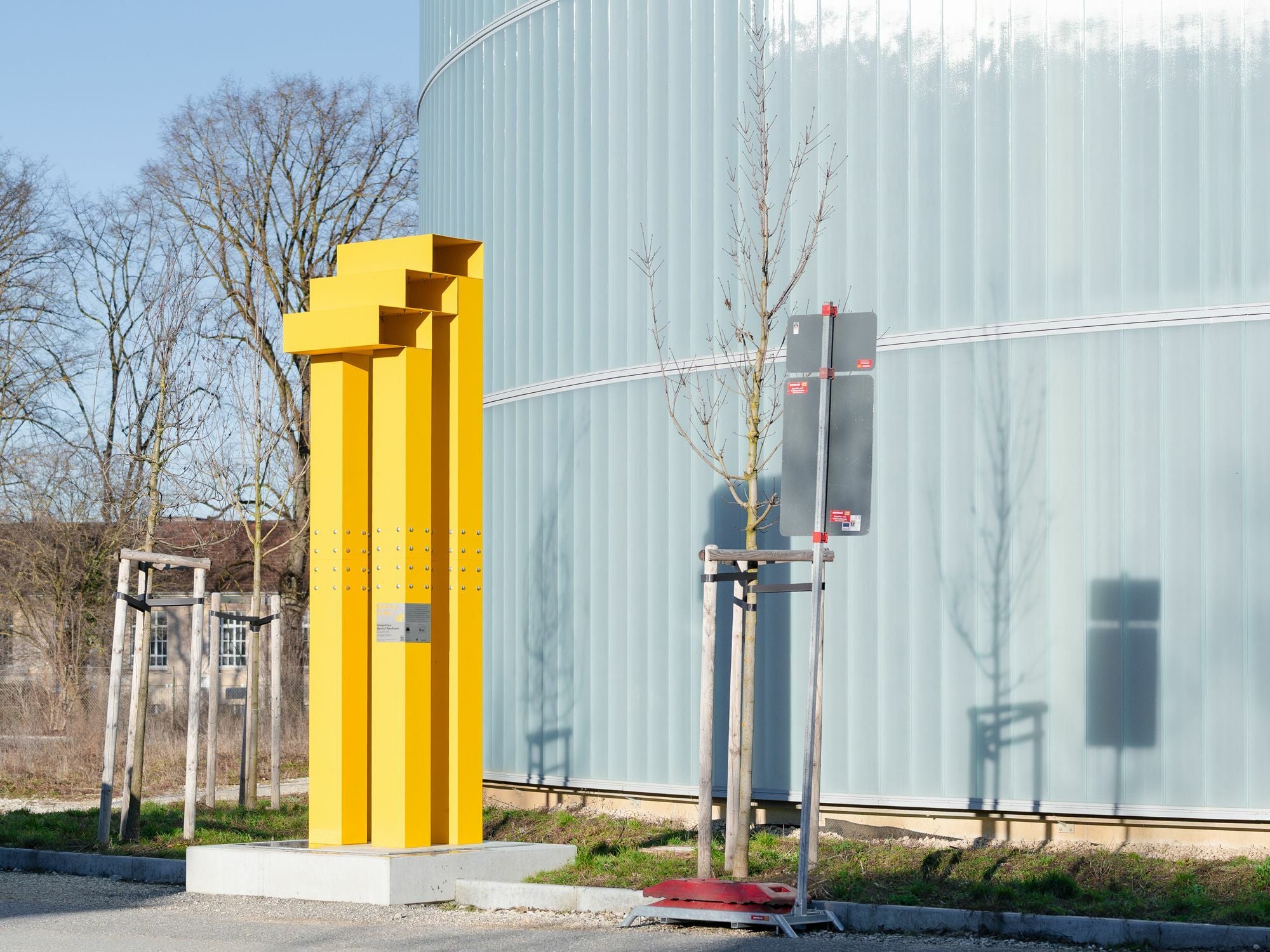 Eine der gelben Stahlskultpuren markiert das IBA-Projekt Holzparkhaus in Wendlingen am Neckar.