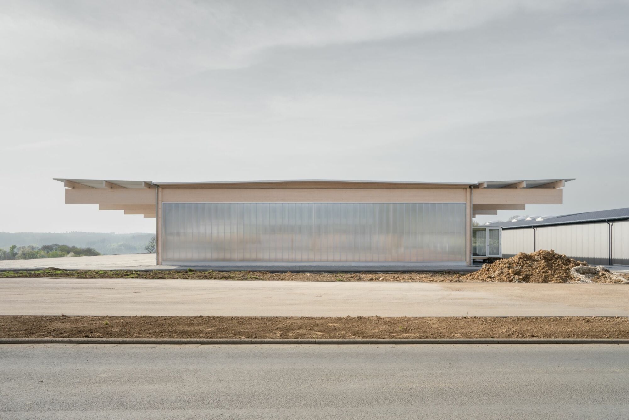 Aretz Dürr Architekten konzipierten einen einfach erweiterbaren Zweckbau (Nordansicht).