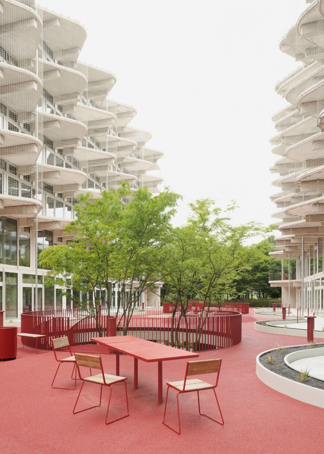 Plateau mit Sitzgelegenheiten und Begrünung im Zentrum der Anlage