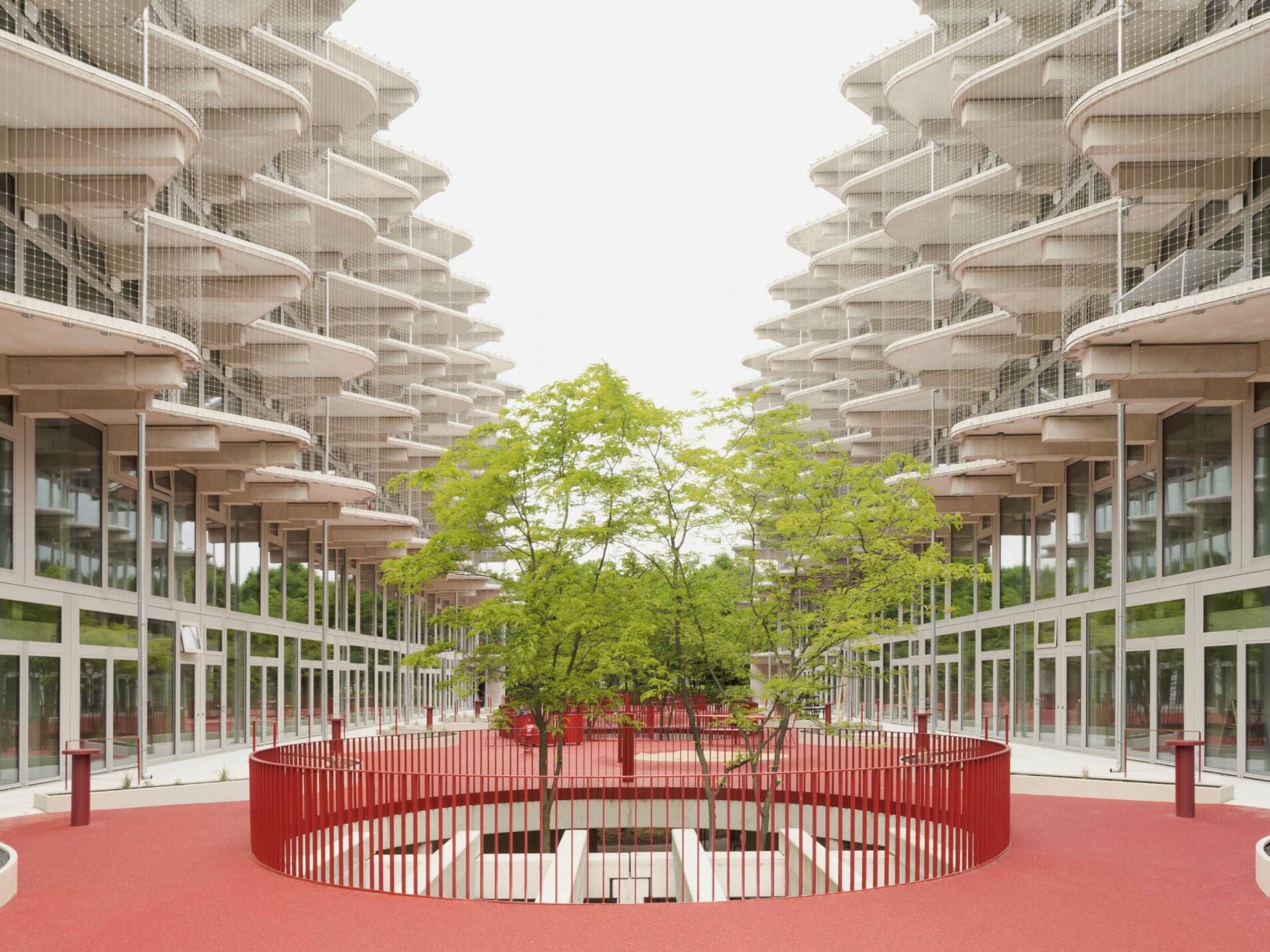 Ein erhöhter Freiraum bildet den Mittelpunkt der Wohnanlage.