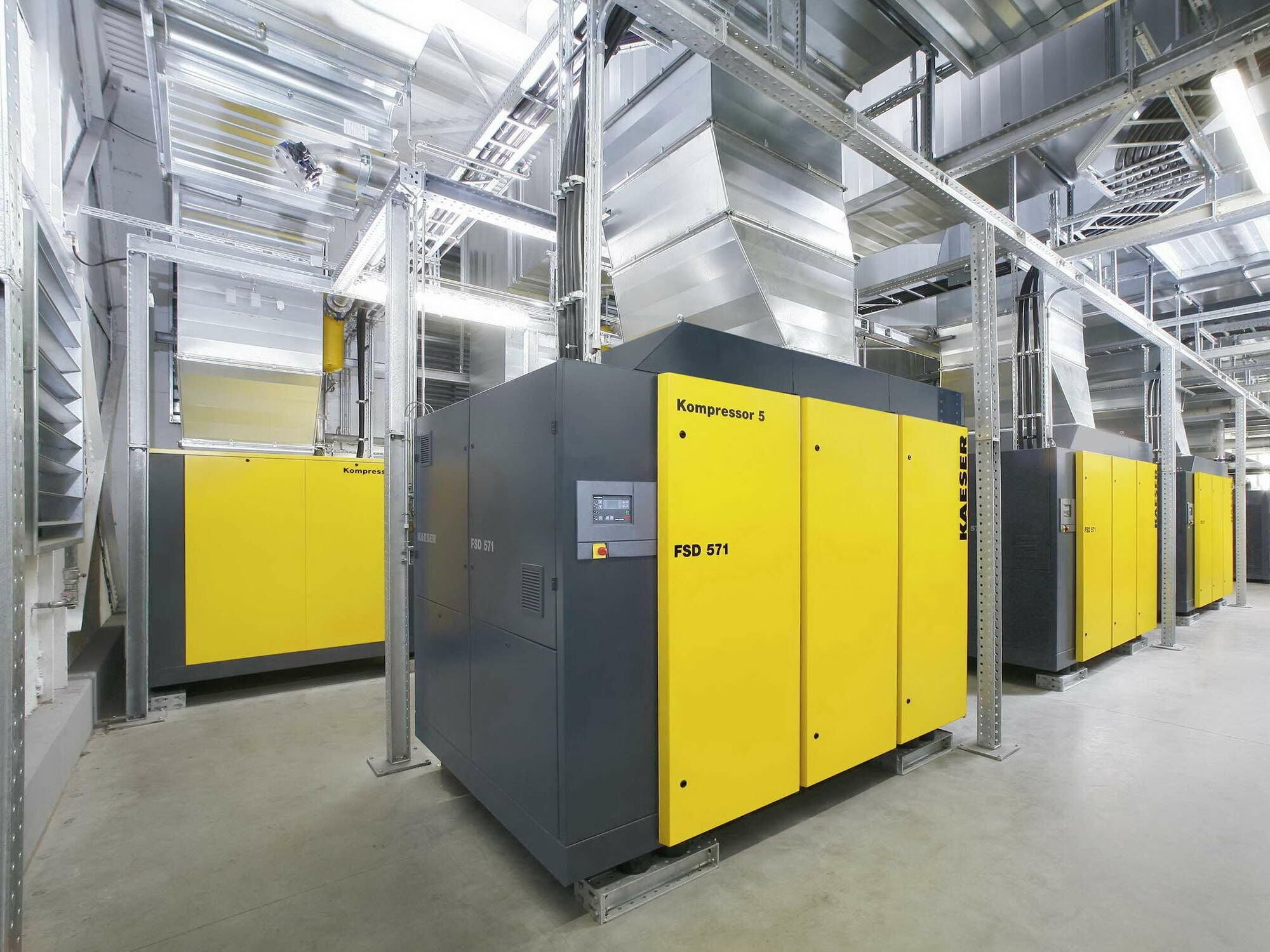 Besonders bei luft- oder fluidgekühlten Schraubenkompressoren bietet sich die Zweitnutzung der Abwärme zur Beheizung von Räumen oder zur Warmwasserbereitung an.
