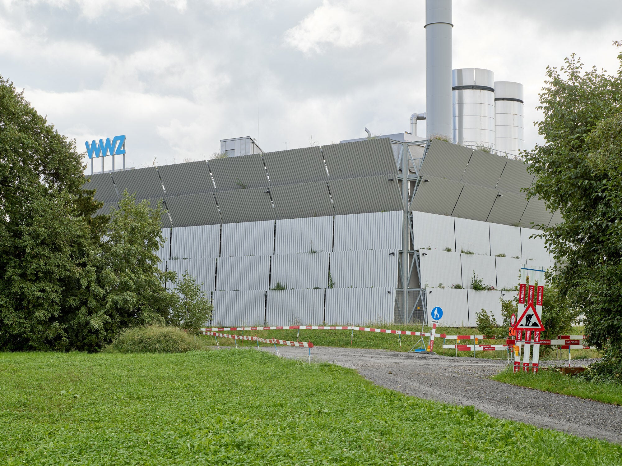 Die Fassadengestaltung stammt aus der Feder des Zürcher Architekturbüros Lütjens Padmanabhan in Zusammenarbeit mit Bischoff Landschaftsarchitektur.