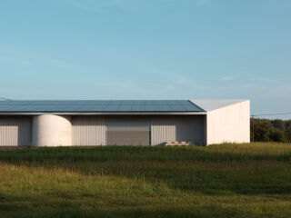 Das neue kommunale Dienstleistungsgebäude in Herrlisheim aus der Feder von N01 architecture vereint ästhetischen Anspruch mit durchdachtem Regenwasser- und Energiemanagement.