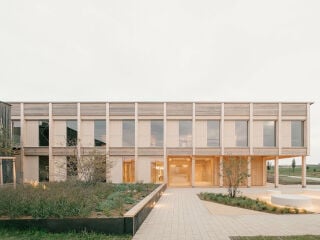 Der Neubau nach Plänen von Juri Troy Architects ist mit dem Bestand zu einer Art Campus verknüpft.