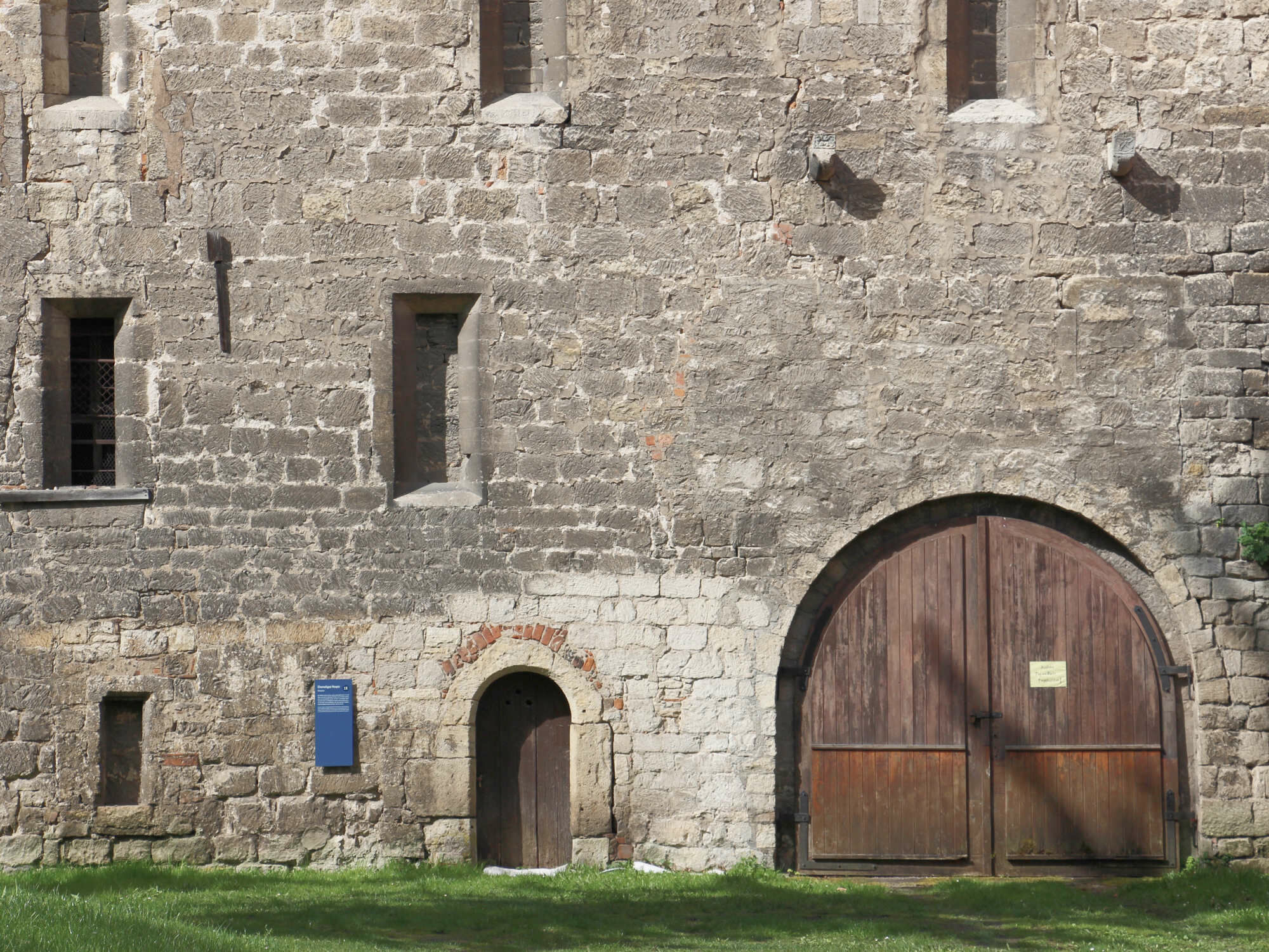 Ausgebessertes Natursteinmauerwerk am Kloster Pforta.
