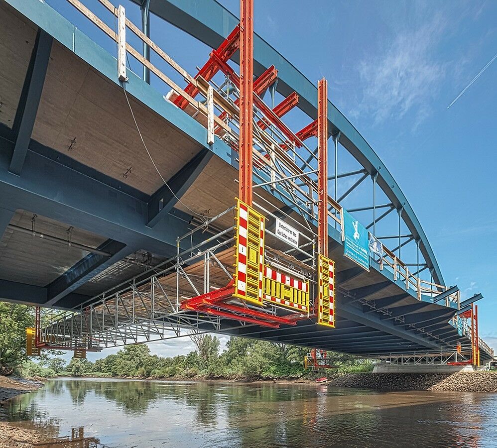 Fahrbare Gerüstplattform an einer Bogenbrücke