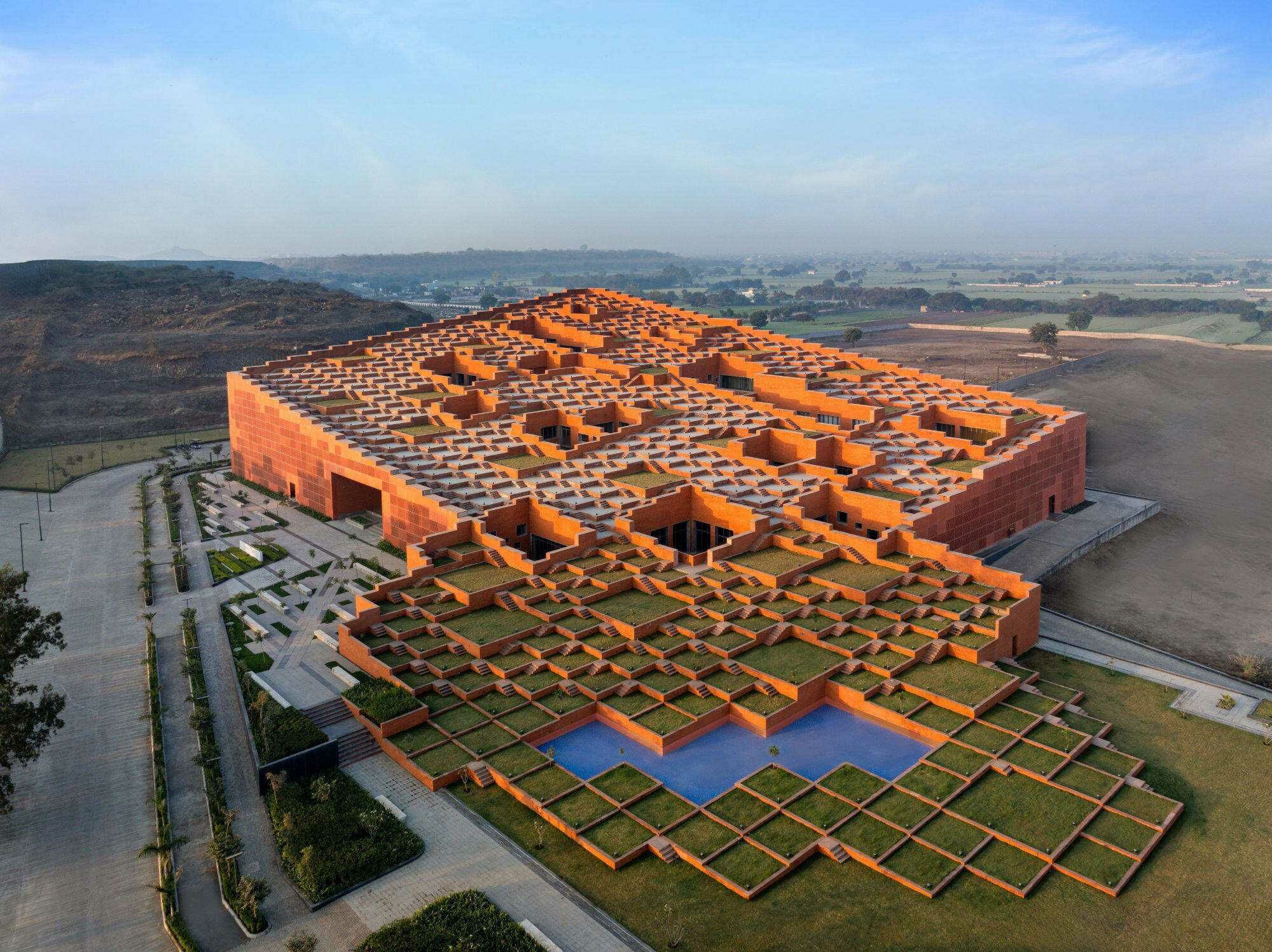 Es ist das Dach der neu gebauten Prestige University, nördlich von Indore in Indien.