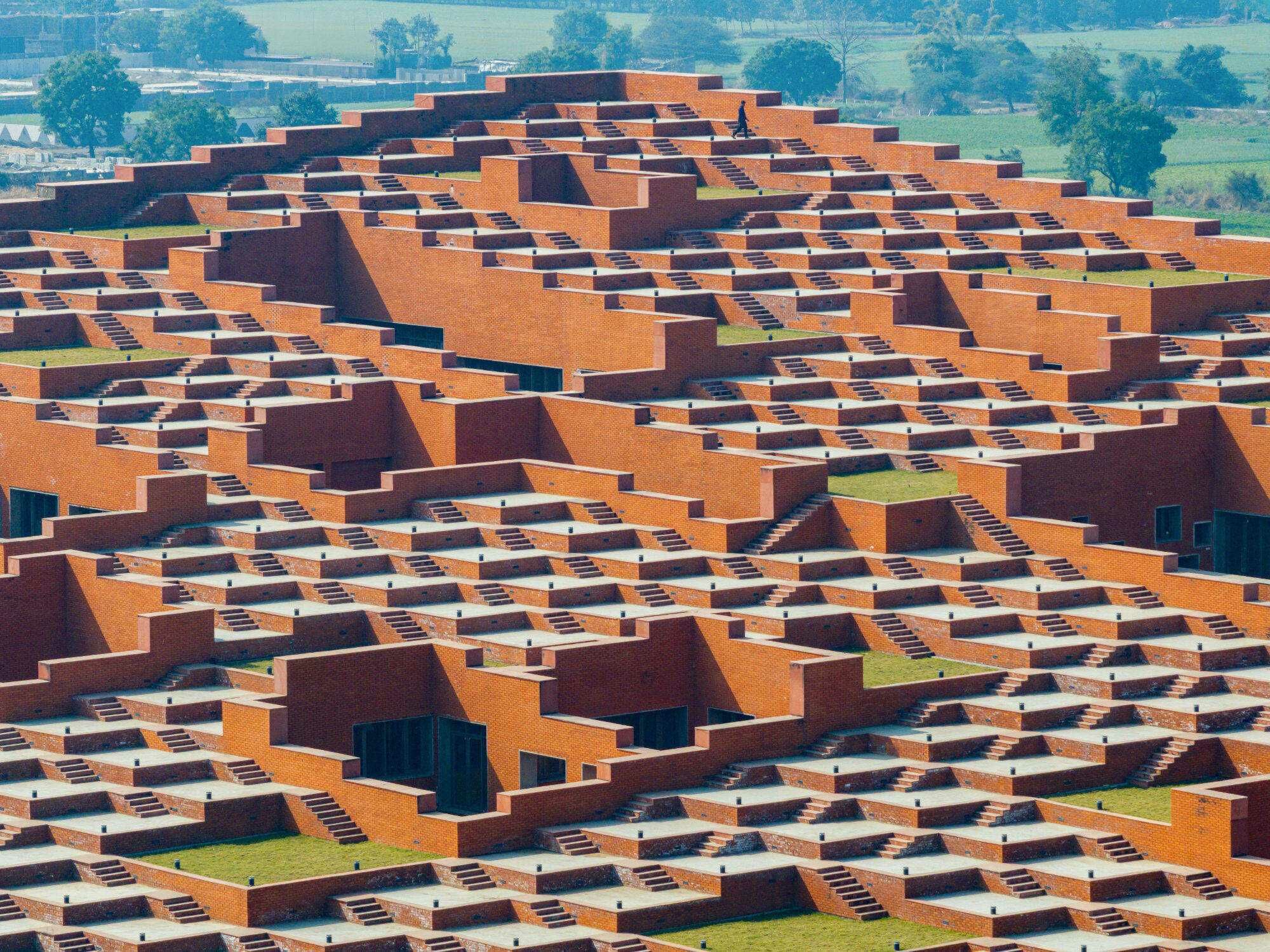Diese surreale Dachlandschaft mit Terrassen und Treppen ist ein Entwurf von Sanjay Puri Architects.