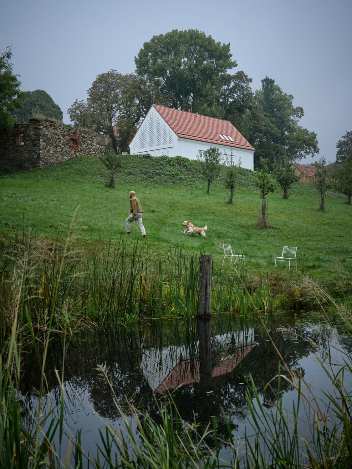 Die Kubatur orientiert sich an den traditionellen Häusern der Gegend.