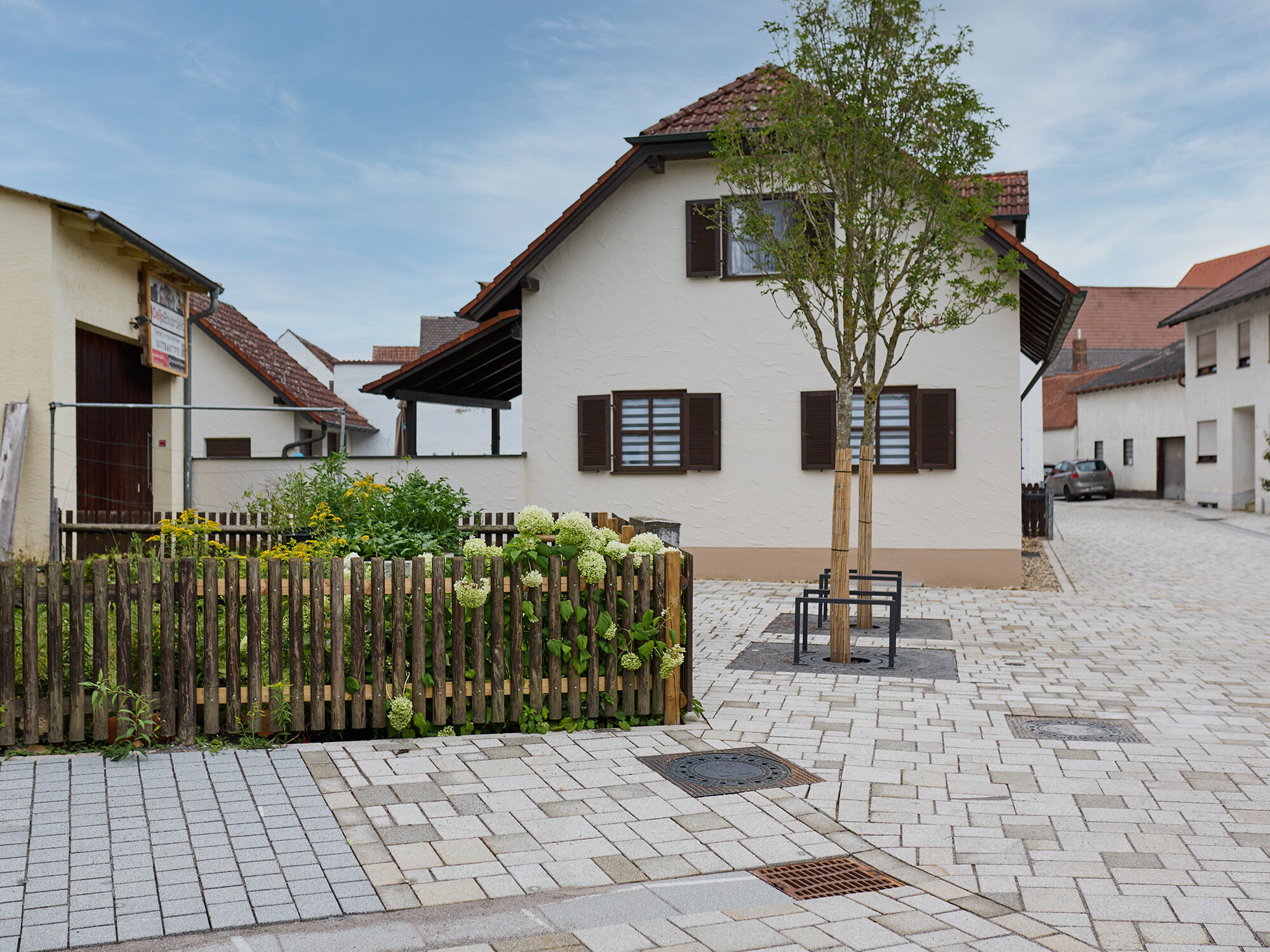 In Neustadt an der Donau wurden die Verkehrsflächen des historischen Stadtkerns saniert und um neue Baumstandorte ergänzt.