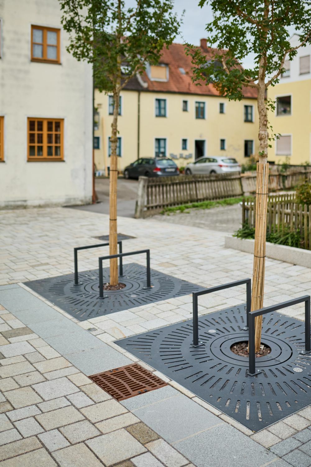 Ziel der Maßnahme war es, unterhalb der Verkehrsflächen ausreichend Wurzelraum zu schaffen und zugleich Regenwasser für die Versorgung der Bäume nutzbar zu machen.