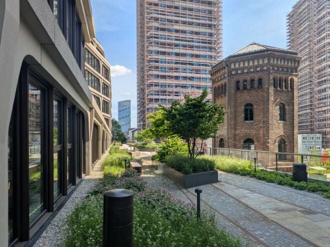 Levin Monsigny Landschaftsarchitekten gestalteten die Außenbereiche des 2024 erweiterten Ensembles am ehemaligen Postbahnhof in Berlin. 