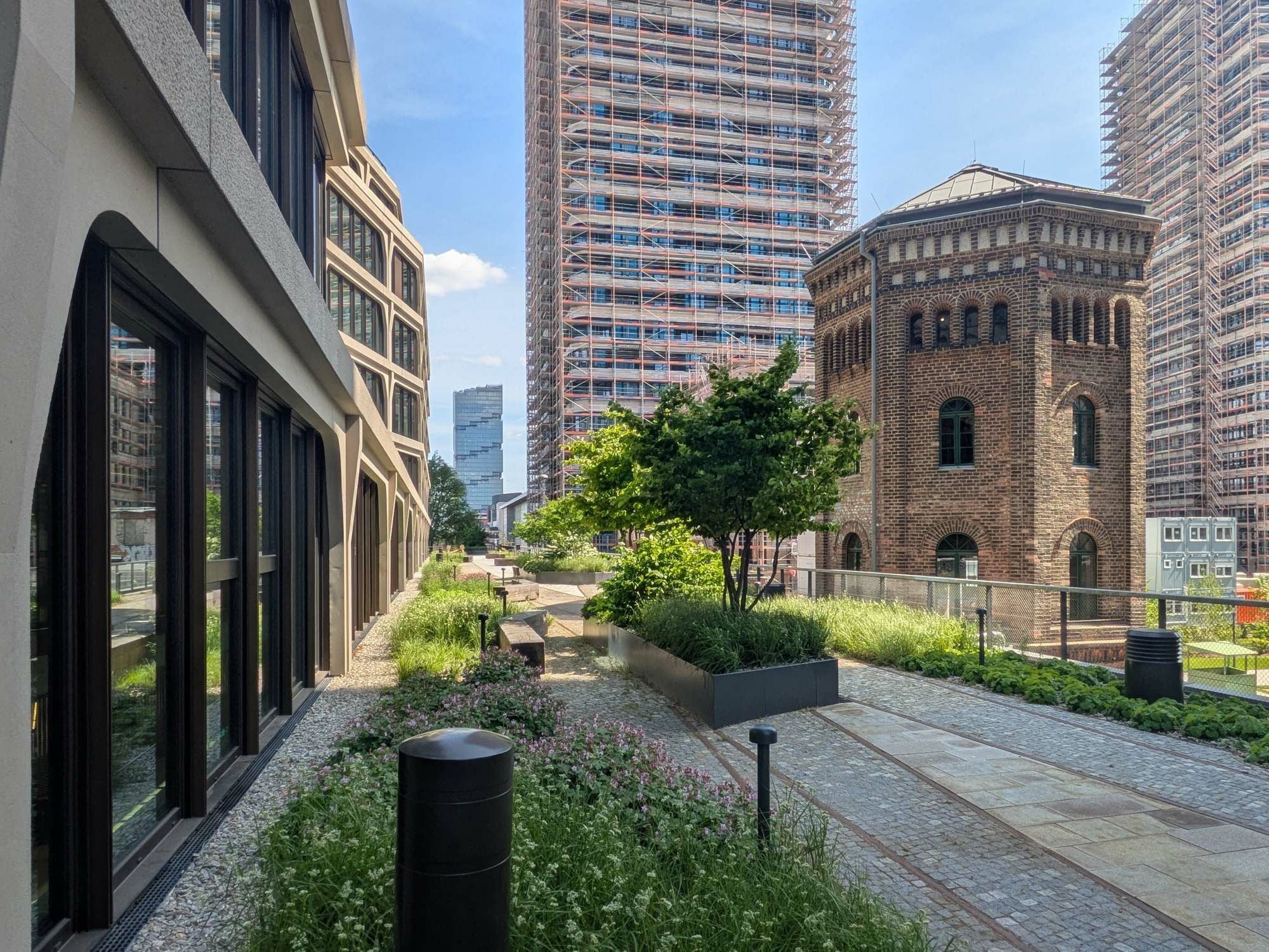 Levin Monsigny Landschaftsarchitekten gestalteten die Außenbereiche des 2024 erweiterten Ensembles am ehemaligen Postbahnhof in Berlin. 